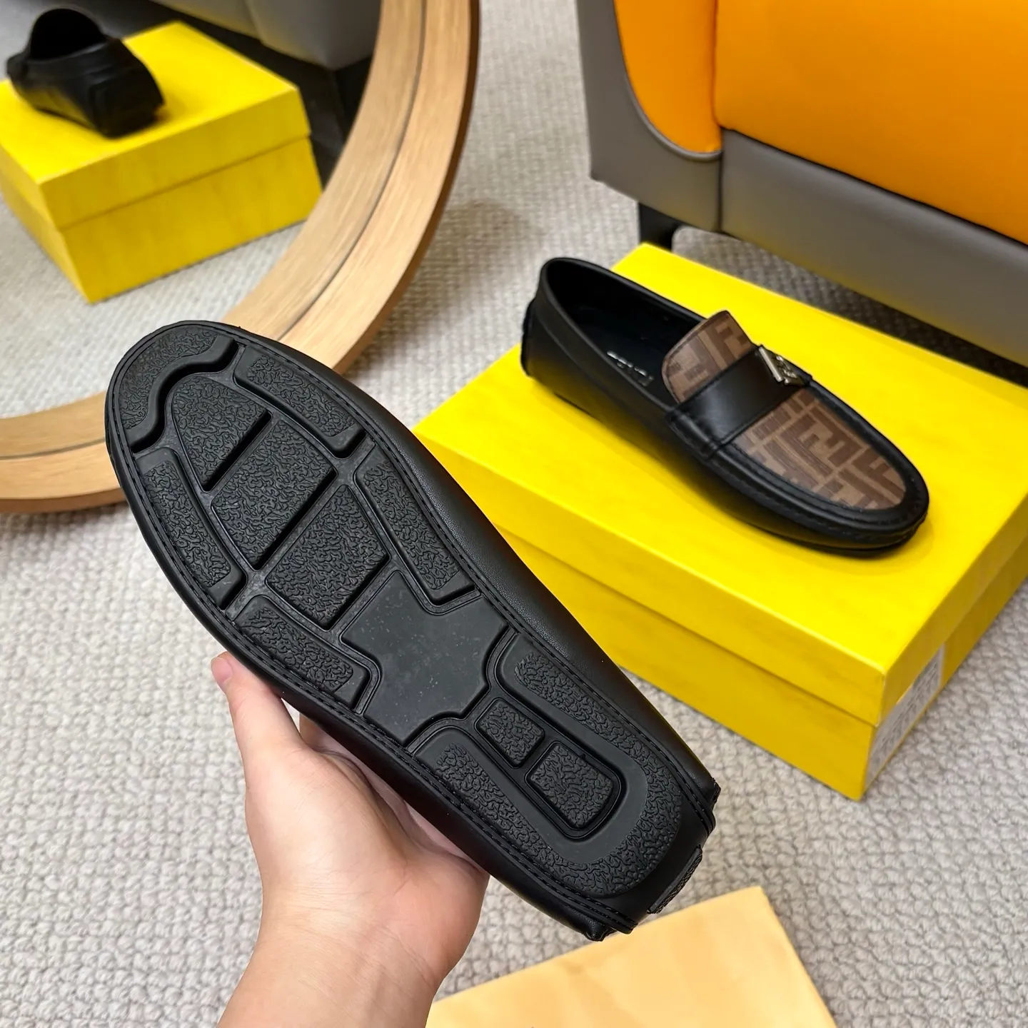 Men's shoes 💰420 [FENDI Fendi] 2⃣️0⃣️2⃣️5️⃣New Milan men's fashion lazy catwalk style ✅ fashionable casual beanie shoes, imported calfskin fabric, super smooth texture, sweat-absorbent and breathable, (sheepskin lining). Metal LOGO on the shoe body, Medusa avatar, irregular avatar, high-end craftsmanship logo✅ French Loft set foot design style 👟Low-key and elegant, great on-foot effect... Men's shoe size: 38-46 (4-12)